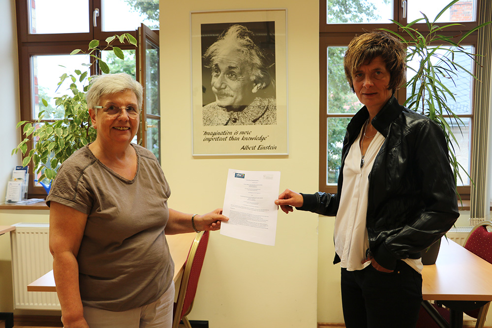 Herma Alpermann und Kerstin Eilers vom Harzklinikum haben einen Kooperationsvertrag unterzeichnet