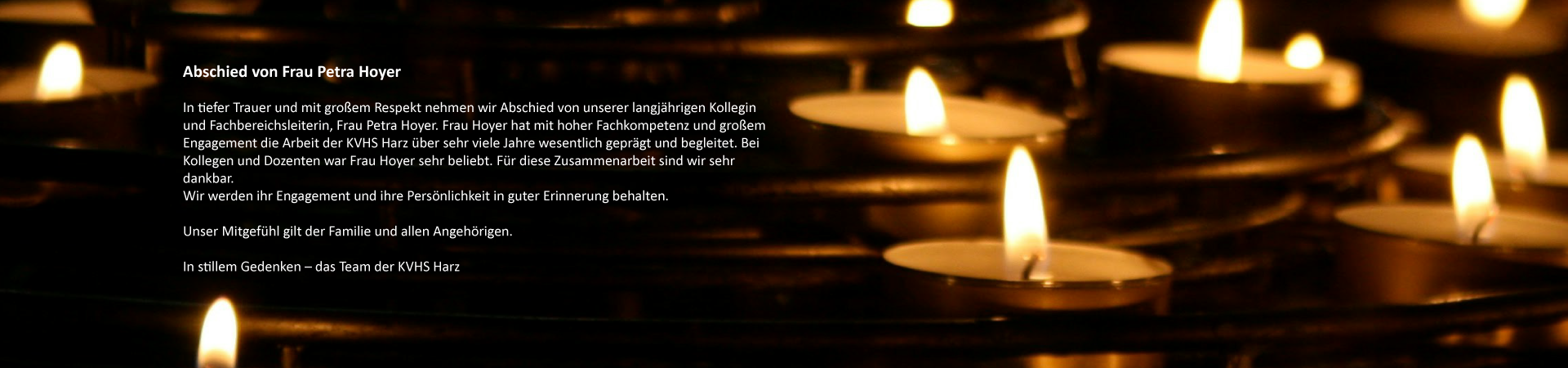 Kerzen treiben auf einem dunklen See und symbolisieren ein stilles Gedenken.
Die kvhs Harz nimmt Abschied von ihrer langjährigen Kollegin und Fachbereichsleiterin Frau Petra Hoyer und würdigt ihr Engagement, ihre Fachkompetenz und ihre geschätzte Zusammenarbeit. Unser Mitgefühl gilt ihrer Familie und allen Angehörigen.