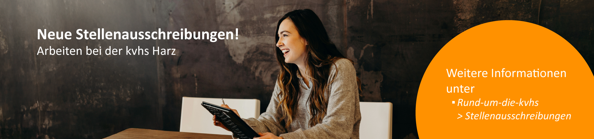 Eine junge, lächelnde Frau hält ein Tablet in der Hand.
Das Bild weist auf neue Stellenausschreibungen bei der kvhs Harz hin und verweist auf weitere Informationen im Bereich „Rund um die kvhs > Stellenausschreibungen“